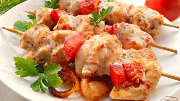 Шашлык куриный в кефирно-томатном маринаде, в духовке