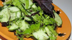 Салат из огурцов с базиликом