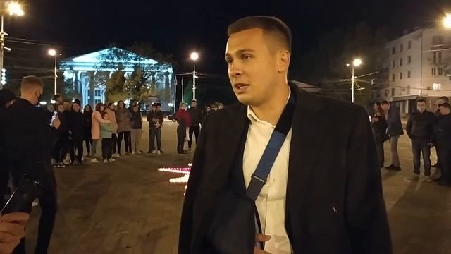 Более 3000 лампадок выложили в форме знамени победы в Донецке 9.05.2020 смотреть онлайн