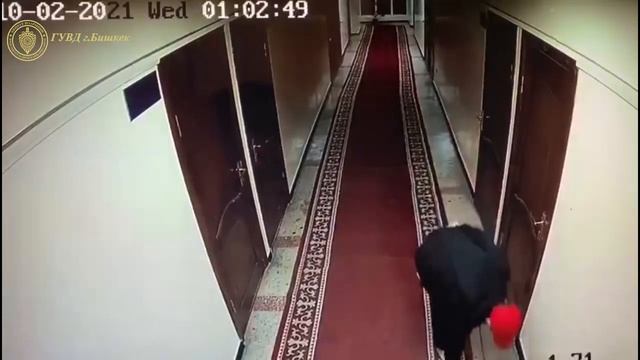 Задержан человек, в ночь на 10 февраля вскрывший сейфы в Бишкекском горсуде смотреть онлайн