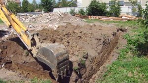 трактор - экскаватор JCB 3CX копка траншеи ленточного фундамента жилого дома. Калининград
