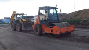 Тянем из болота бегемота - трактор JCB буксирует каток - steh39.ru
