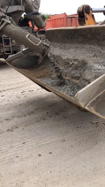 Разгрузка бетонной смеси в ковш фронтального погрузчика смотреть онлайн