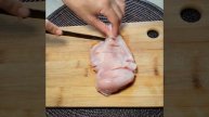 КУРИНОЕ ФИЛЕ С ПОМИДОРАМИ ПОД СЫРНОЙ ШАПКОЙ.