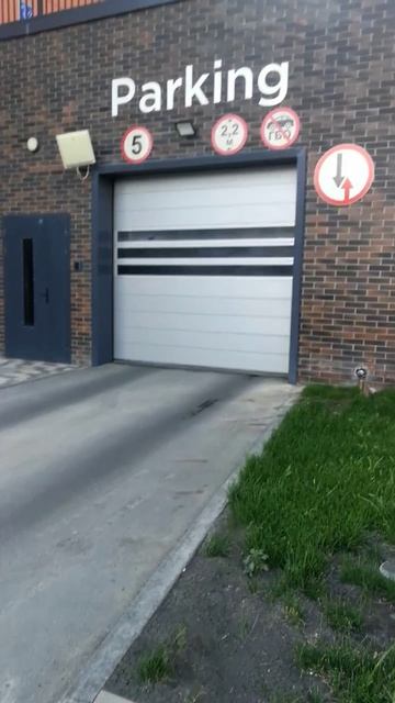 Новый, но не элитный дом. Удобно, что строят сразу с парковкой. Дворы можно освободить от машин Новый, но не элитный дом. Удобно, что строят сразу с парковкой. Дворы можно освободить от машин