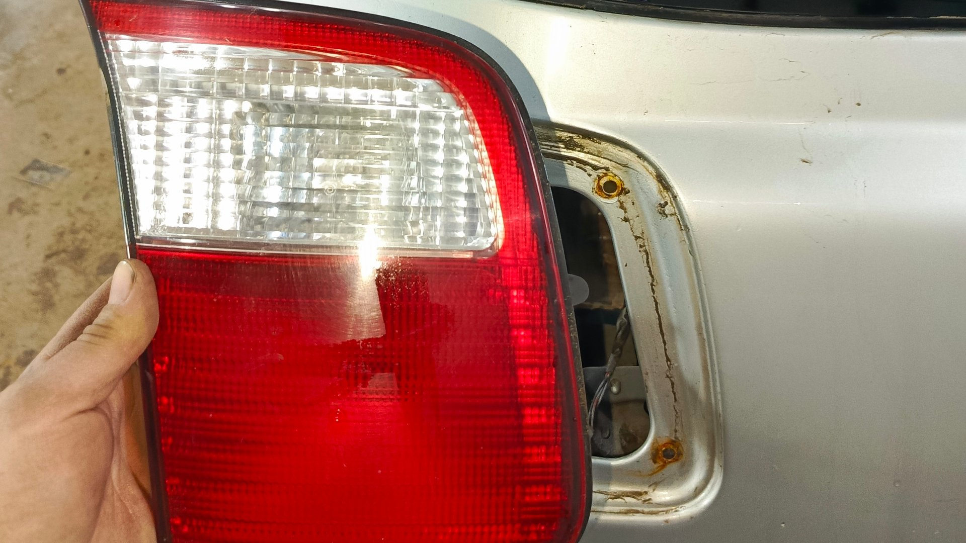 Субару Форестер 2000 -2002как снять фонарь с задней двери смотреть онлайн