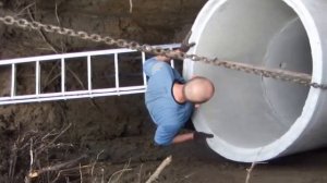 Трактор JCB 4CX монтирует кольца колодца  - аренда в Кал