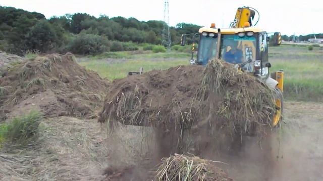 Как убрать землю с участка? Ответ трактором JCB 4CX - traktor39.ru смотреть онлайн