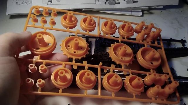 Обзор на коробку от Tamiya катки и гусеницы 1/35 смотреть онлайн