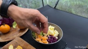 Отдых на природе в маленькой палатке.