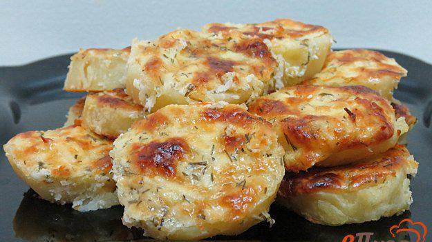Картофель запеченный с соусом (рецепт выходного дня)