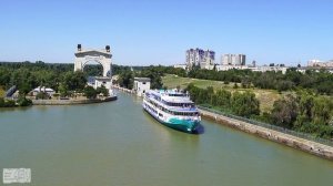 Пассажирский теплоход ПАВЕЛ БАЖОВ на Волго-Донском канале в Волгограде