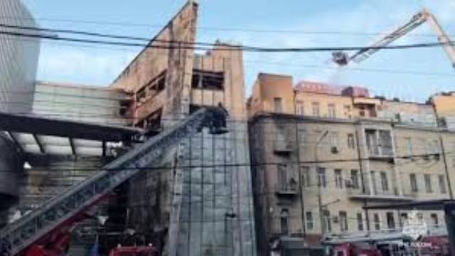 Крупный пожар в торговом центре в Ростове-на-Дону смотреть онлайн