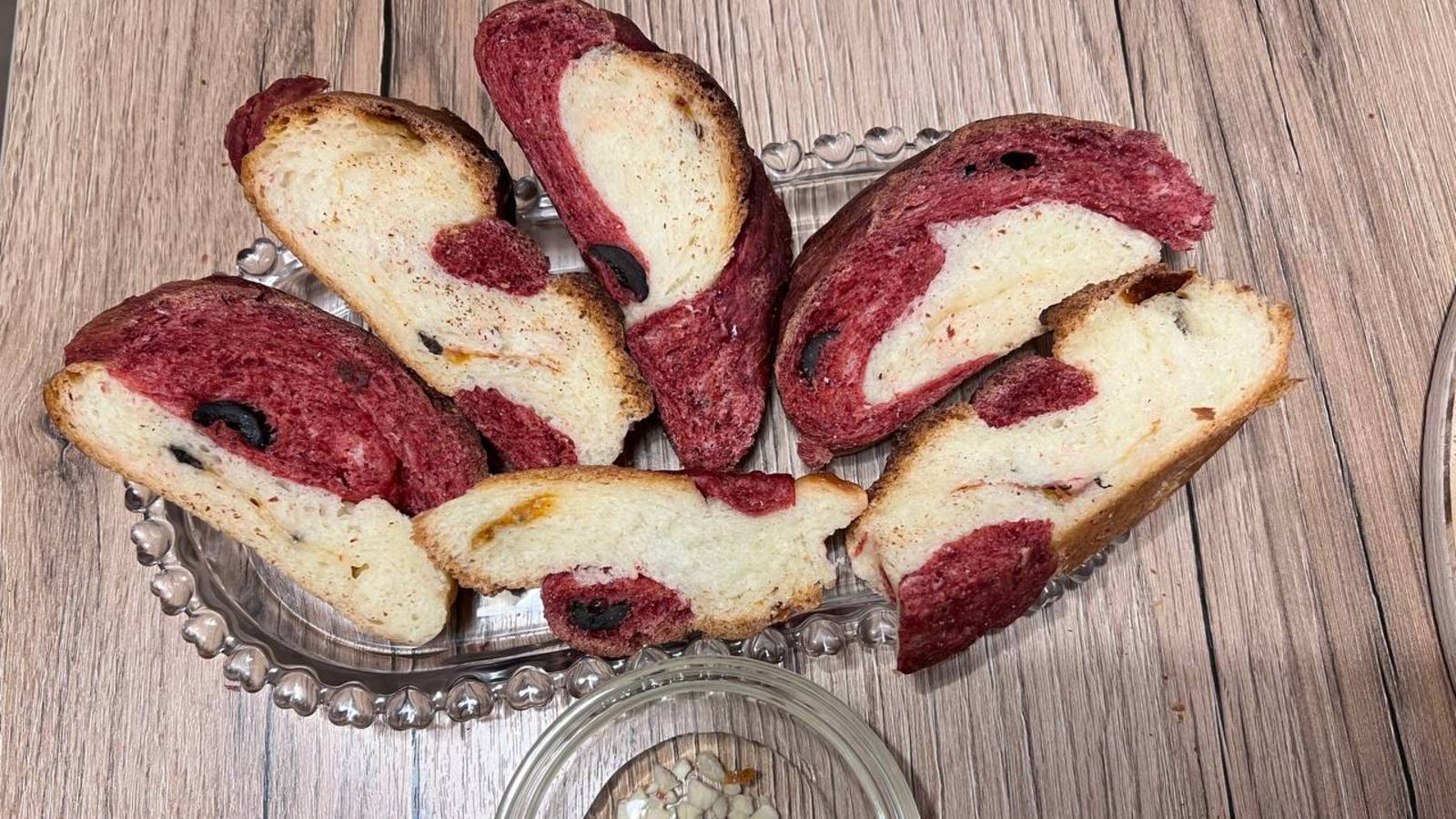 Оливковый греческий хлеб разноцветный