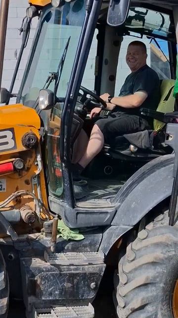 А как у Вас⁉️ Чем заняты в выходной⁉️#стройка #трактор #jcb #работа #спецтехника #приколы #юмор #топ смотреть онлайн