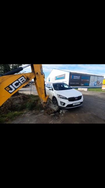 Трактор JCB спешит на помощь: спасение Kia Sorento из канавы смотреть онлайн