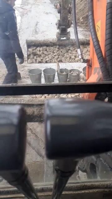 Прикол на стройке‼ Погрузка щебня в ведра экскаватором смотреть онлайн