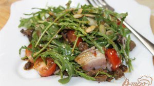 Теплый мясной салат с рукколой и черри