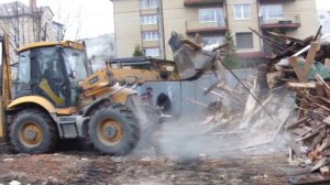 Экскаватор-погрузчик JCB 3 CX Super  грузит самосвал "таракан".