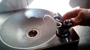 Посмотрите на питьевой фонтанчик В нашей школе по-моему Он сошел с ума