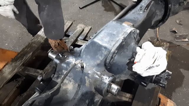 Замена пальца крепления переднего моста JCB 4CX [JCB axle repairs] смотреть онлайн