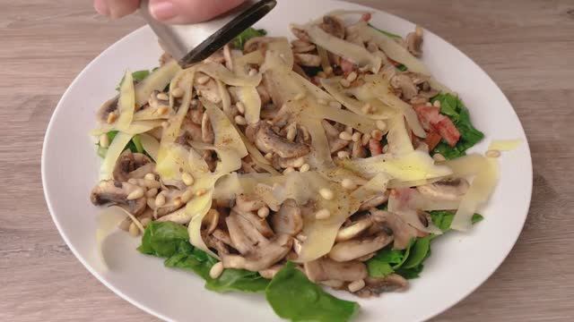 САЛАТ СО ШПИНАТОМ и ГРИБАМИ. Простой и полезный рецепт!