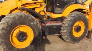Экскаватор JCB 3CX Super копает котлован под свайный ростверг
