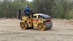 Укатка дорожным тандемным виброкатком Dynapac CC142 грунта