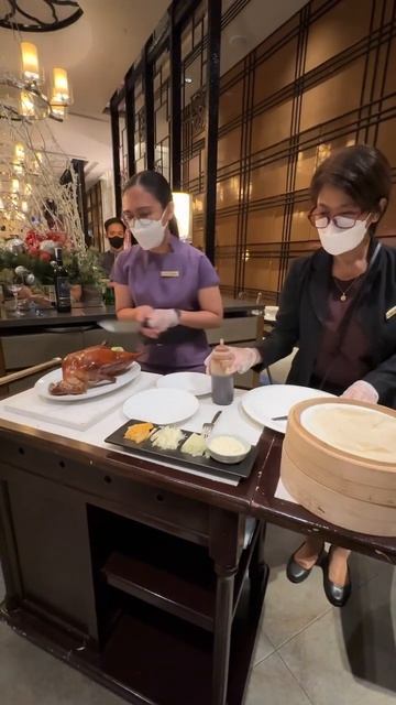 Peking duck experience at Conrad Manila’s China Blue Restaurant 💯✅ #travel #food #chinesefood смотреть онлайн
