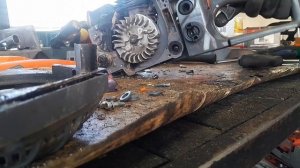 от куда вытекает бензин , бензопила Daewoo 5218