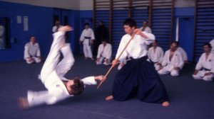 Броски и контроли в айкидо с использованием дзё (палки) в исполнении сэнсэя Хига Риоичиро