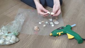 черепашка из ракушек. с помощью клея пистолета.