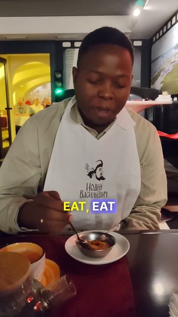 African Expat tries Russian Zucchini Caviar-Африканец пробует кабачковую икру #russia#foodvlog
