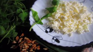 Салат с рукколой, творогом и грецкими орехами