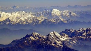 Птичий полёт над горами Гималаи