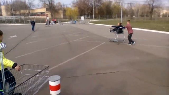 VLOG(езда на каталках возле метро) смотреть онлайн