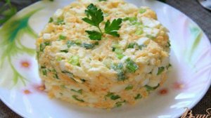 Салат с зеленым луком, яйцами и сыром