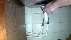 Установка нового сифона на раковину кухни.
