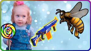 Пчелы унесли сладости с детской площадки на прогулке! Догоняем и играем в стрелялки