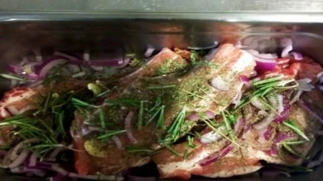 Свиной антрекот маринованный в кефире с перцем чили и луком