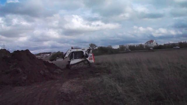 Подготовка участка Гусеничный Бобкэт за работой - Спецтехника39 смотреть онлайн