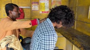 Сглаживающее прикосновение с потиранием кожи головы ASMR-массаж от индийского уличного парикмахера.