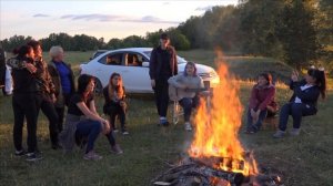 Песни у костра, под гитару.