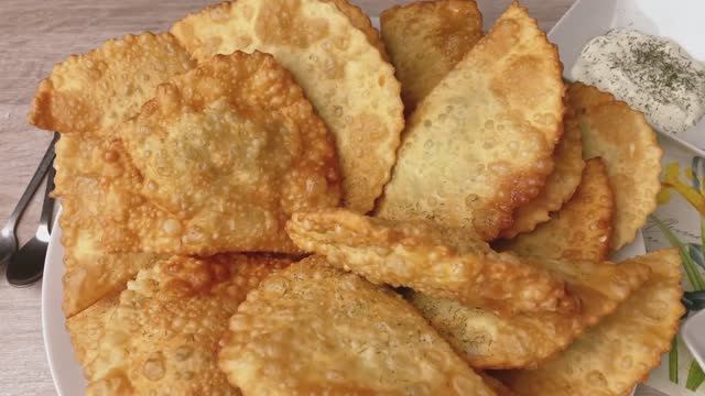 ЧЕБУРЕКИ С МЯСОМ И ДЖУСАЕМ. Очень вкусный рецепт!