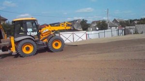 Готовим участок под укладку плитки погрузчиком JCB 4CX - Спецтехника39