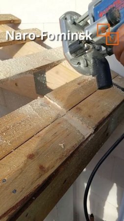 Фрезой выбираем под кронштейн желоба водосточки