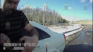 Новгородские полицейские задержали наркокурьера с килограммом наркотиков