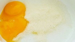 Сырники на желтках, подача с земляникой и медом