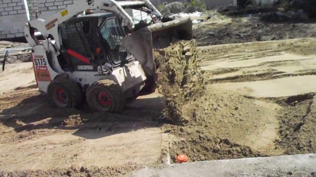 Как выполнить засыпку фундамента мини-погрузчиком Бобкэт - bobcat39.ru смотреть онлайн