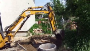 Как закопать бетонный септик мини-экскаватором - steh39.ru